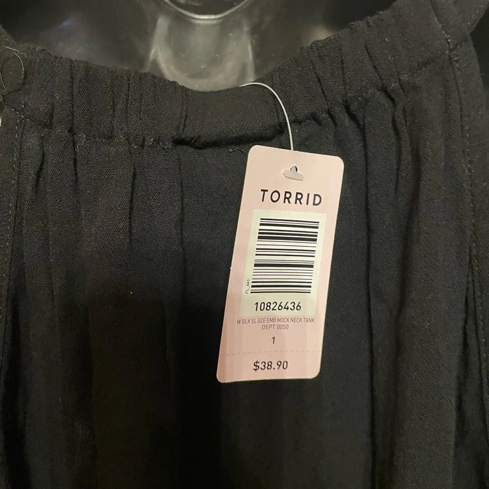 Torrid Black Tank Top with White Geometric Pattern size 1 - Picture 5 of 6